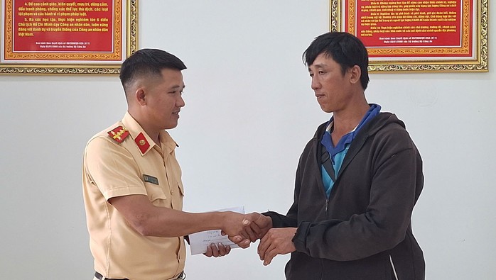 CSGT trao trả 29 triệu đồng nhặt được cho người đánh rơi- Ảnh 1. CSGT trao trả 29 triệu đồng nhặt được cho người đánh rơi- Ảnh 1.