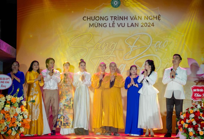 Hồ Quỳnh Hương, Phạm Phương Thảo… hát mừng lễ Vu Lan 2024
- Ảnh 3. Hồ Quỳnh Hương, Phạm Phương Thảo… hát mừng lễ Vu Lan 2024
- Ảnh 3.