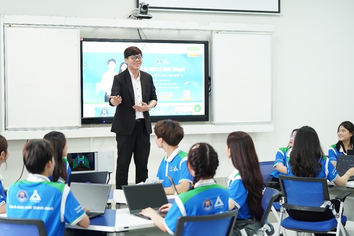 Thí sinh được nhận bằng đại học và hỗ trợ 50% học phí toàn khóa- Ảnh 1. Thí sinh được nhận bằng đại học và hỗ trợ 50% học phí toàn khóa- Ảnh 1.