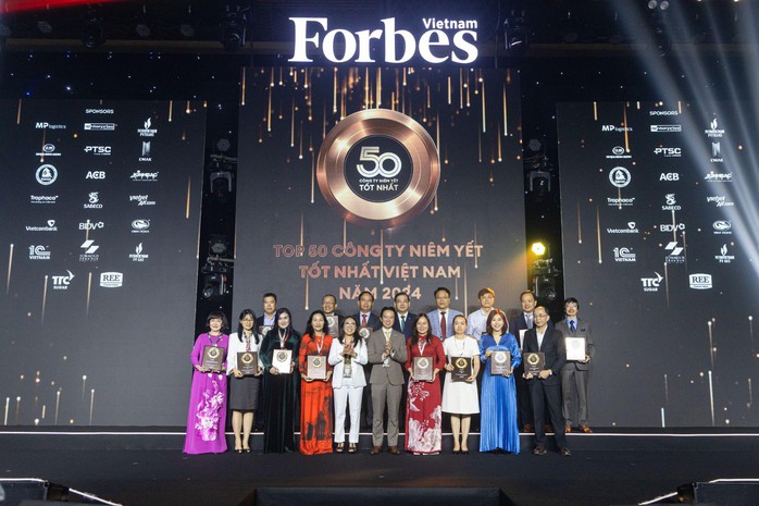 12 năm liên tiếp Vietcombank đứng trong Danh sách 50 Công ty niêm yết tốt nhất Việt Nam do Forbes xếp hạng- Ảnh 2. 12 năm liên tiếp Vietcombank đứng trong Danh sách 50 Công ty niêm yết tốt nhất Việt Nam do Forbes xếp hạng- Ảnh 2.
