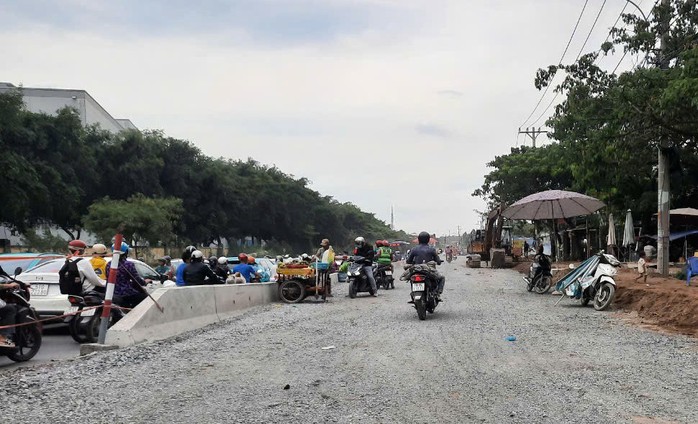 Hàng rong lấn chiếm công trình đang thi công- Ảnh 1. Hàng rong lấn chiếm công trình đang thi công- Ảnh 1.