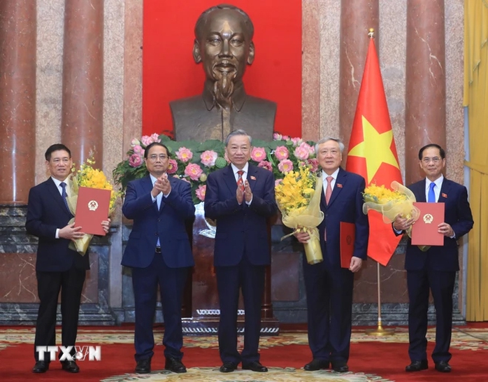 Tổng Bí thư, Chủ tịch nước trao quyết định bổ nhiệm 3 Phó Thủ tướng và 2 Bộ trưởng- Ảnh 1. Tổng Bí thư, Chủ tịch nước trao quyết định bổ nhiệm 3 Phó Thủ tướng và 2 Bộ trưởng- Ảnh 1.