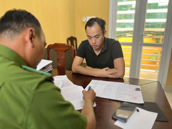 Đối tượng bị truy nã đặc biệt nguy hiểm Lê Văn Minh ra đầu thú- Ảnh 1. Đối tượng bị truy nã đặc biệt nguy hiểm Lê Văn Minh ra đầu thú- Ảnh 1.
