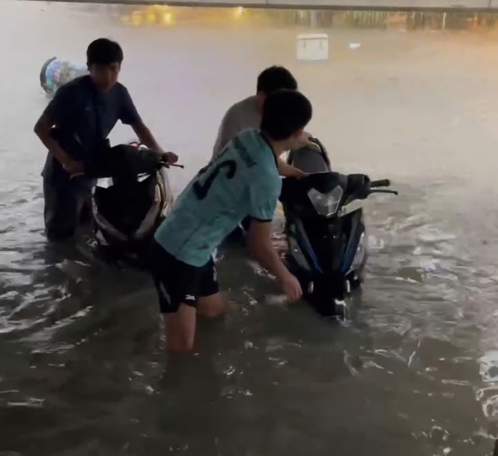CLIP: Mưa lớn, ô tô, bình gas trôi trên phố ở Bình Dương- Ảnh 3. CLIP: Mưa lớn, ô tô, bình gas trôi trên phố ở Bình Dương- Ảnh 3.