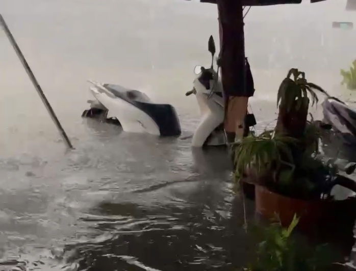 CLIP: Mưa lớn, ô tô, bình gas trôi trên phố ở Bình Dương- Ảnh 2. CLIP: Mưa lớn, ô tô, bình gas trôi trên phố ở Bình Dương- Ảnh 2.