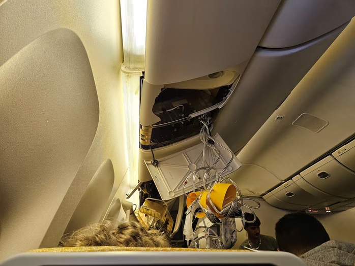 Bên trong chuyến bay số hiệu SQ321 của Singapore Airlines sau khi máy bay hạ cánh khẩn cấp xuống sân bay quốc tế Suvarnabhumi ở Bangkok - Thái Lan vào ngày 21-5 Ảnh: REUTERS Bên trong chuyến bay số hiệu SQ321 của Singapore Airlines sau khi máy bay hạ cánh khẩn cấp xuống sân bay quốc tế Suvarnabhumi ở Bangkok - Thái Lan vào ngày 21-5 Ảnh: REUTERS