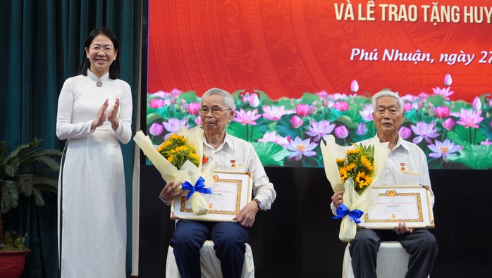 Quận Phú Nhuận: 99% người dân hài lòng với sự phục vụ của cơ quan hành chính nhà nước- Ảnh 3. Quận Phú Nhuận: 99% người dân hài lòng với sự phục vụ của cơ quan hành chính nhà nước- Ảnh 3.