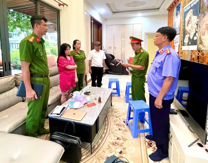 Công an Đồng Nai khám xét nơi làm việc của giám đốc Công ty Dolla Land- Ảnh 2. Công an Đồng Nai khám xét nơi làm việc của giám đốc Công ty Dolla Land- Ảnh 2.