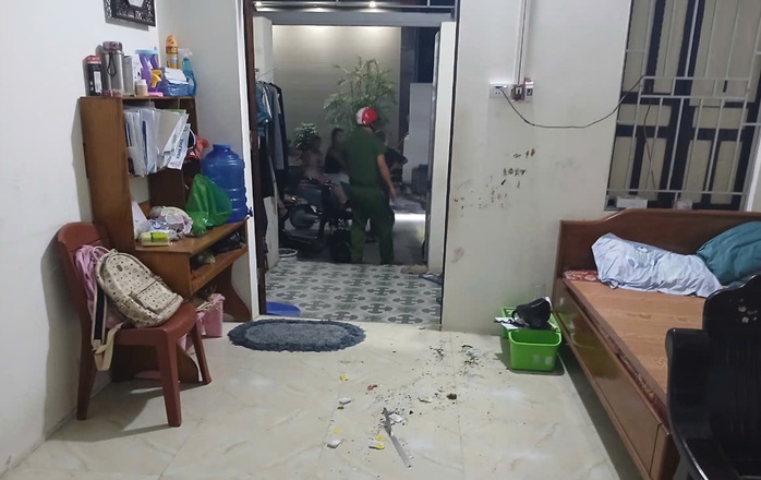 Dùng mảnh vỡ cốc thủy tinh rạch mặt con gái "con nợ"- Ảnh 2. Dùng mảnh vỡ cốc thủy tinh rạch mặt con gái "con nợ"- Ảnh 2.