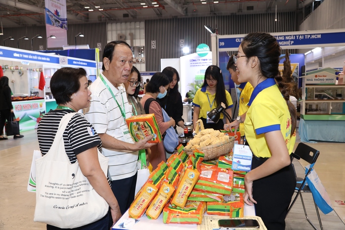 Nhiều sản phẩm mới, giá tốt đang bán tại Hội chợ triển lãm Tôn vinh hàng Việt 2024- Ảnh 4. Nhiều sản phẩm mới, giá tốt đang bán tại Hội chợ triển lãm Tôn vinh hàng Việt 2024- Ảnh 4.