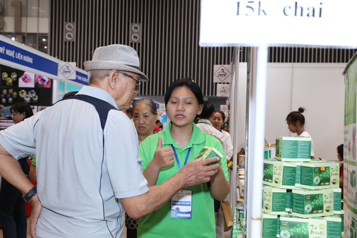 Nhiều sản phẩm mới, giá tốt đang bán tại Hội chợ triển lãm Tôn vinh hàng Việt 2024- Ảnh 6. Nhiều sản phẩm mới, giá tốt đang bán tại Hội chợ triển lãm Tôn vinh hàng Việt 2024- Ảnh 6.