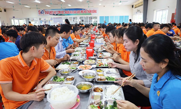 Công nhân Công ty TNHH S&D Quảng Bình thưởng thức “Bữa cơm Công đoàn” Công nhân Công ty TNHH S&D Quảng Bình thưởng thức “Bữa cơm Công đoàn”