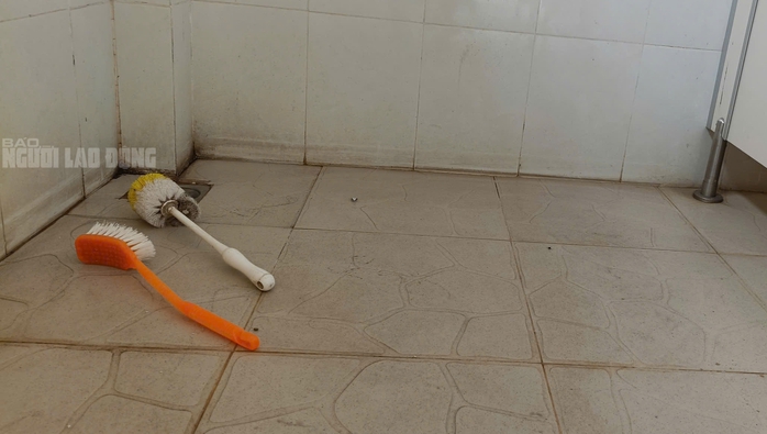 Nhà vệ sinh tại phố đi bộ 650 tỉ đồng ở Bình Dương xuống cấp, nhếch nhác- Ảnh 3. Nhà vệ sinh tại phố đi bộ 650 tỉ đồng ở Bình Dương xuống cấp, nhếch nhác- Ảnh 3.