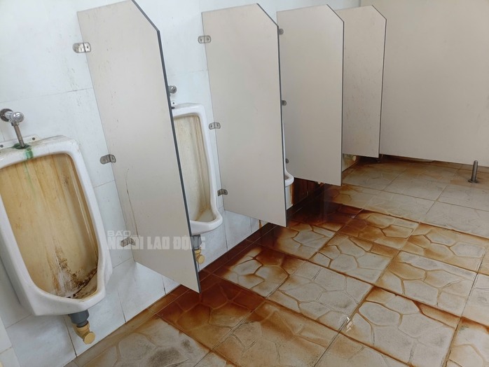 Nhà vệ sinh tại phố đi bộ 650 tỉ đồng ở Bình Dương xuống cấp, nhếch nhác- Ảnh 4. Nhà vệ sinh tại phố đi bộ 650 tỉ đồng ở Bình Dương xuống cấp, nhếch nhác- Ảnh 4.
