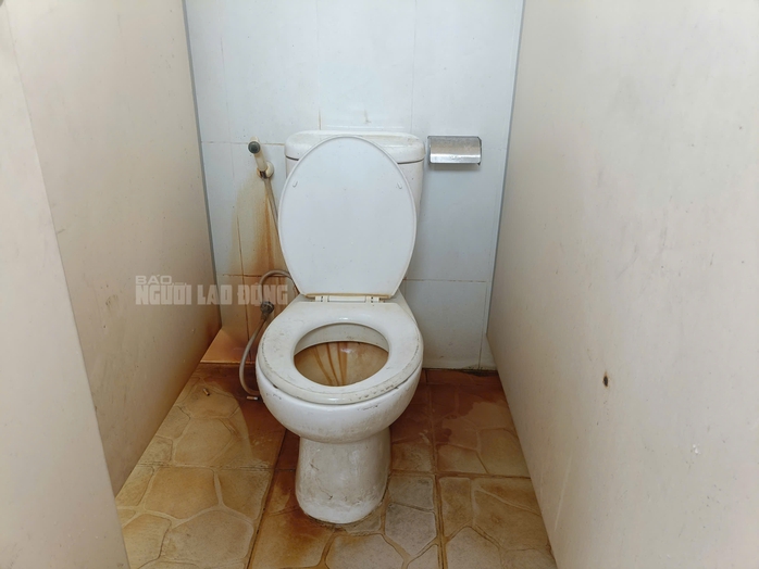 Nhà vệ sinh tại phố đi bộ 650 tỉ đồng ở Bình Dương xuống cấp, nhếch nhác- Ảnh 5. Nhà vệ sinh tại phố đi bộ 650 tỉ đồng ở Bình Dương xuống cấp, nhếch nhác- Ảnh 5.