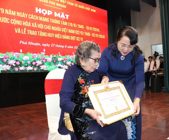 Quận Phú Nhuận: 99% người dân hài lòng với sự phục vụ của cơ quan hành chính nhà nước- Ảnh 1. Quận Phú Nhuận: 99% người dân hài lòng với sự phục vụ của cơ quan hành chính nhà nước- Ảnh 1.