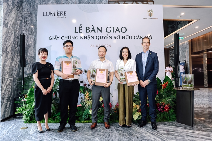 Masterise Homes bàn giao sổ hồng cho cư dân LUMIÈRE riverside theo đúng cam kết- Ảnh 1. Masterise Homes bàn giao sổ hồng cho cư dân LUMIÈRE riverside theo đúng cam kết- Ảnh 1.