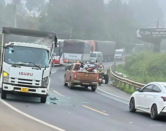 Xe khách tông 2 xe tải, 2 hành khách thương vong- Ảnh 1. Xe khách tông 2 xe tải, 2 hành khách thương vong- Ảnh 1.