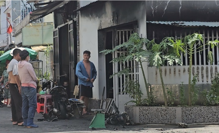 Cháy căn nhà 1 trệt, 1 lầu ở quận Bình Tân lúc rạng sáng- Ảnh 1. Cháy căn nhà 1 trệt, 1 lầu ở quận Bình Tân lúc rạng sáng- Ảnh 1.