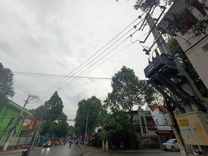 Bình Dương: Nhiều khu vực đột ngột mất điện giờ cao điểm- Ảnh 2. Bình Dương: Nhiều khu vực đột ngột mất điện giờ cao điểm- Ảnh 2.