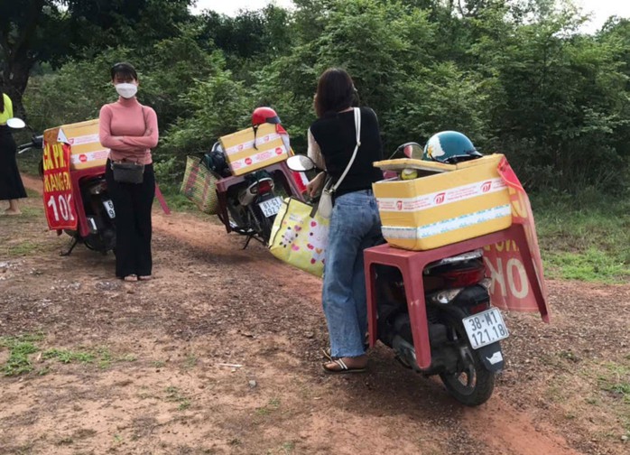 Nhiều người chất đồ đạc lên một chiếc xe để bày bán dọc đường, khi thấy cơ quan chức năng thì dễ dàng bỏ chạy Nhiều người chất đồ đạc lên một chiếc xe để bày bán dọc đường, khi thấy cơ quan chức năng thì dễ dàng bỏ chạy