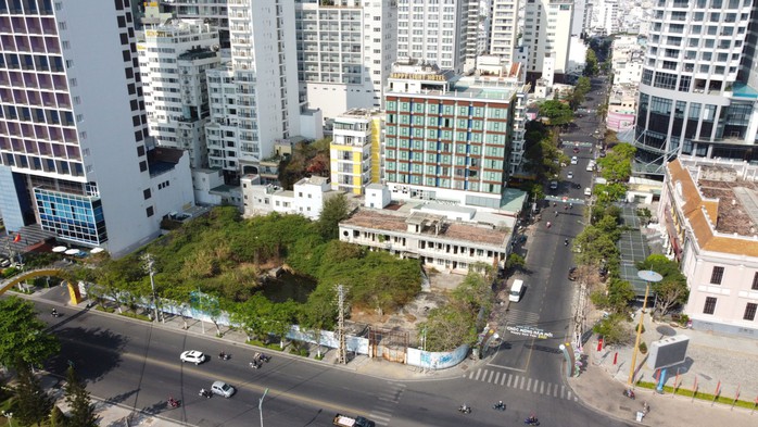 Khu đất 48 - 48A đường Trần Phú để hoang gần 20 năm nay. Ảnh: KỲ NAM Khu đất 48 - 48A đường Trần Phú để hoang gần 20 năm nay. Ảnh: KỲ NAM