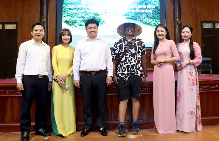 Đoàn khách 4.500 người của tỉ phú Ấn Độ hào hứng tham quan danh thắng Tràng An- Ảnh 1. Đoàn khách 4.500 người của tỉ phú Ấn Độ hào hứng tham quan danh thắng Tràng An- Ảnh 1.