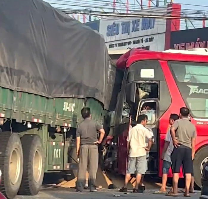 CLIP: Xe khách và xe đầu kéo tông nhau dính chặt ở ngã tư- Ảnh 4. CLIP: Xe khách và xe đầu kéo tông nhau dính chặt ở ngã tư- Ảnh 4.
