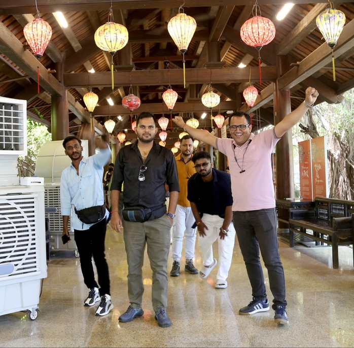 Đoàn khách 4.500 người của tỉ phú Ấn Độ hào hứng tham quan danh thắng Tràng An- Ảnh 5. Đoàn khách 4.500 người của tỉ phú Ấn Độ hào hứng tham quan danh thắng Tràng An- Ảnh 5.