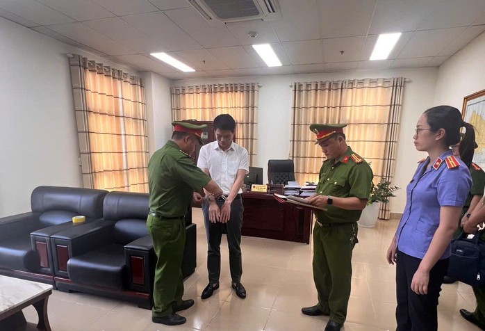 Một phó giám đốc sở bị bắt vì nhận hối lộ- Ảnh 1. Một phó giám đốc sở bị bắt vì nhận hối lộ- Ảnh 1.