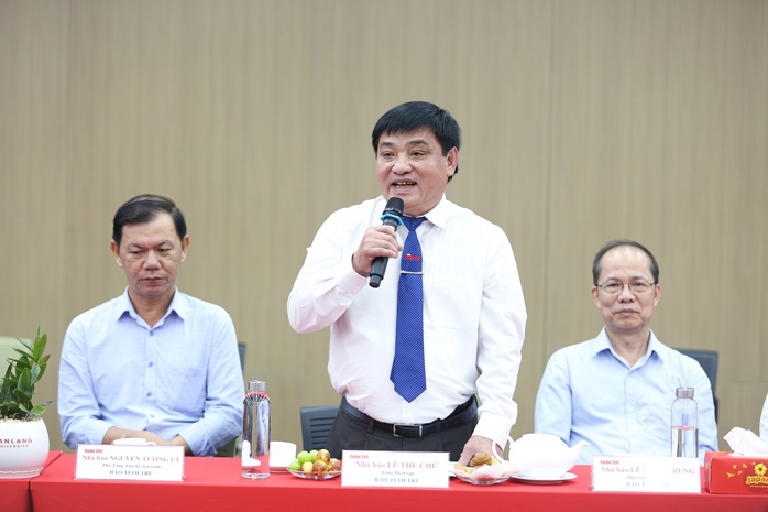 Sinh viên Trường Đại học Văn Lang được học thẩm định tin tức, kỹ năng nhiếp ảnh tại báo Tuổi Trẻ- Ảnh 2. Sinh viên Trường Đại học Văn Lang được học thẩm định tin tức, kỹ năng nhiếp ảnh tại báo Tuổi Trẻ- Ảnh 2.