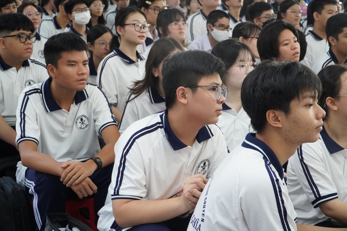 TP HCM: Thông báo chính thức về đăng ký nguyện vọng và thi vào lớp 10 chuyên - Ảnh 1.