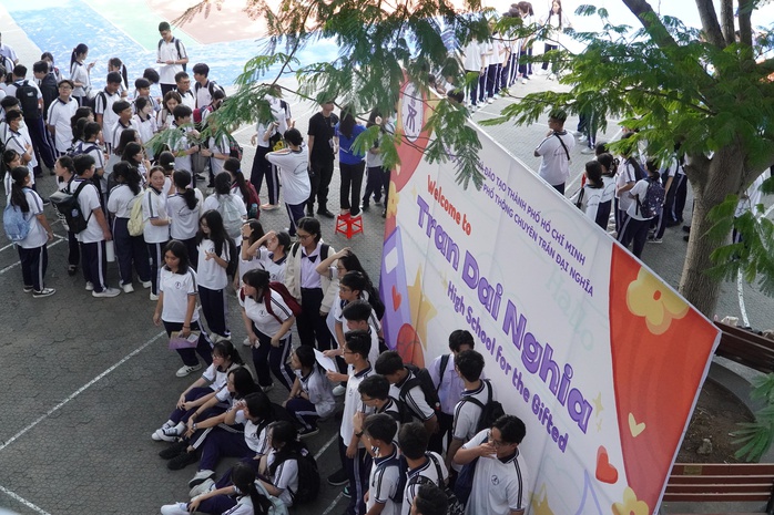 Trường THPT chuyên Trần Đại Nghĩa chào đón học sinh lớp 10 bằng 25 câu lạc bộ "chất lừ"- Ảnh 8. Trường THPT chuyên Trần Đại Nghĩa chào đón học sinh lớp 10 bằng 25 câu lạc bộ "chất lừ"- Ảnh 8.