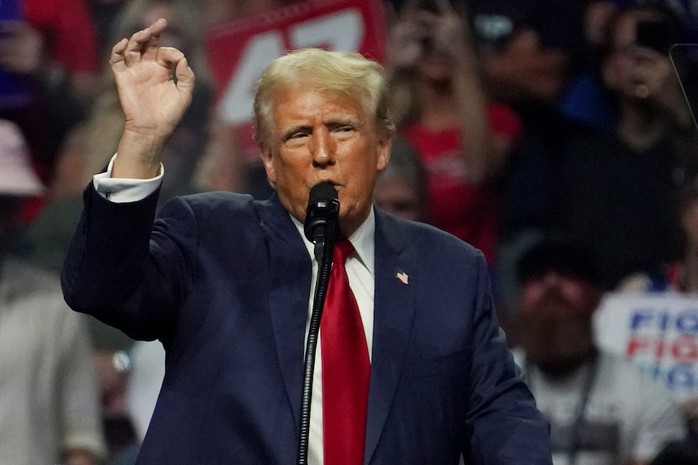 Gần bầu cử, ông Donald Trump lại “gặp họa”- Ảnh 1. Gần bầu cử, ông Donald Trump lại “gặp họa”- Ảnh 1.