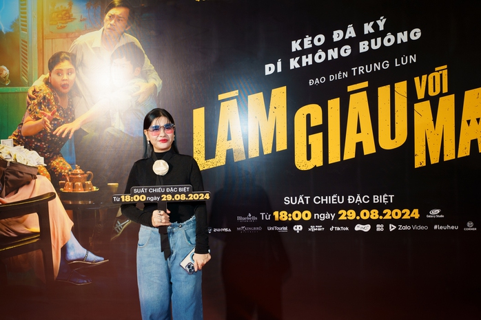 Cát Phượng, Kiều Minh Tuấn chúc mừng "cha con" Hoài Linh- Ảnh 3. Cát Phượng, Kiều Minh Tuấn chúc mừng "cha con" Hoài Linh- Ảnh 3.