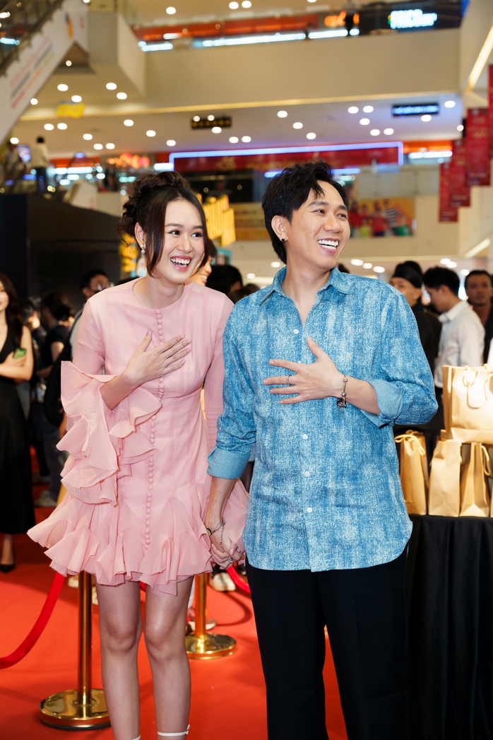 Cát Phượng, Kiều Minh Tuấn chúc mừng "cha con" Hoài Linh- Ảnh 12. Cát Phượng, Kiều Minh Tuấn chúc mừng "cha con" Hoài Linh- Ảnh 12.