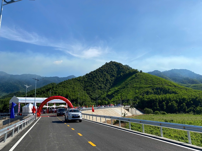 Thông xe tuyến giao thông hơn 93 tỉ đồng, xóa cảnh cô lập ở xã miền núi Đà Nẵng- Ảnh 1. Thông xe tuyến giao thông hơn 93 tỉ đồng, xóa cảnh cô lập ở xã miền núi Đà Nẵng- Ảnh 1.