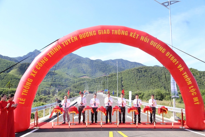 Thông xe tuyến giao thông hơn 93 tỉ đồng, xóa cảnh cô lập ở xã miền núi Đà Nẵng- Ảnh 2. Thông xe tuyến giao thông hơn 93 tỉ đồng, xóa cảnh cô lập ở xã miền núi Đà Nẵng- Ảnh 2.