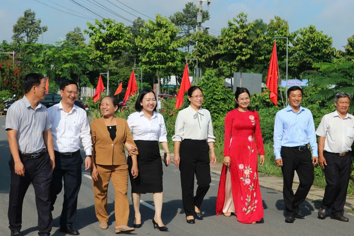 Một phường ở Bình Dương vận động người dân thực hiện "Đường cờ Tổ quốc" dài 20km- Ảnh 4. Một phường ở Bình Dương vận động người dân thực hiện "Đường cờ Tổ quốc" dài 20km- Ảnh 4.