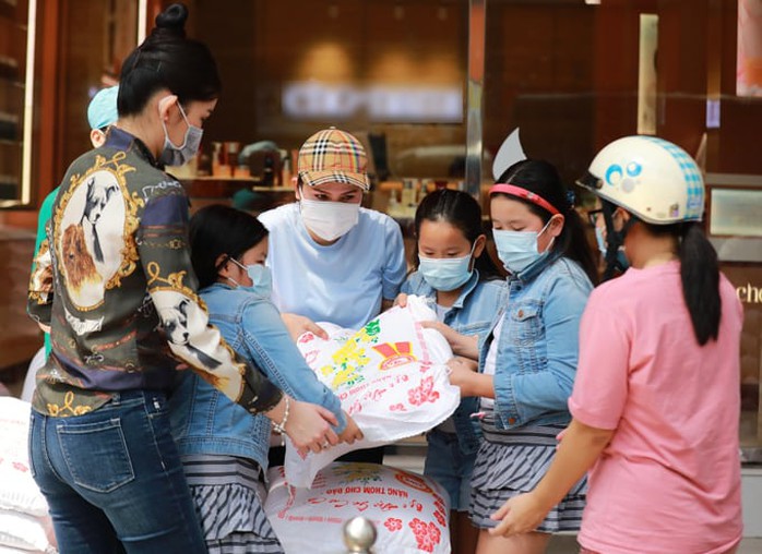 Phương Lê tiếp tục làm từ thiện sau khi từ bỏ danh hiệu hoa hậu- Ảnh 4. Phương Lê tiếp tục làm từ thiện sau khi từ bỏ danh hiệu hoa hậu- Ảnh 4.