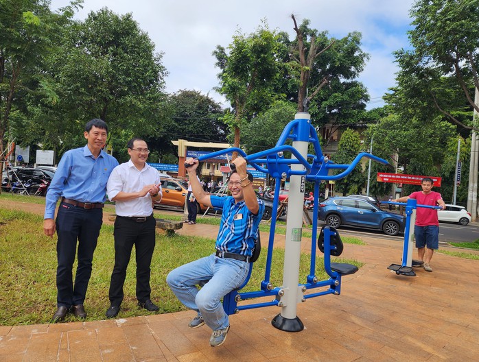 Xã hội hóa thiết bị tập thể dục tại các hoa viên ở TP Buôn Ma Thuột- Ảnh 2. Xã hội hóa thiết bị tập thể dục tại các hoa viên ở TP Buôn Ma Thuột- Ảnh 2.