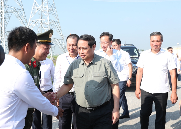 Đường dây 500 KV mạch 3 chấm dứt thiếu điện cục bộ- Ảnh 1. Đường dây 500 KV mạch 3 chấm dứt thiếu điện cục bộ- Ảnh 1.