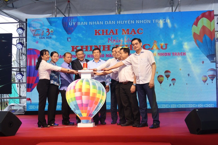 CLIP: Khinh khí cầu "khủng" rợp bầu trời Đồng Nai- Ảnh 5. CLIP: Khinh khí cầu "khủng" rợp bầu trời Đồng Nai- Ảnh 5.