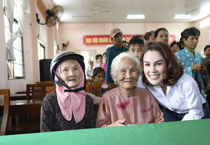 Phương Lê tiếp tục làm từ thiện sau khi từ bỏ danh hiệu hoa hậu- Ảnh 3. Phương Lê tiếp tục làm từ thiện sau khi từ bỏ danh hiệu hoa hậu- Ảnh 3.