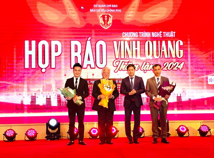 Thiếu tướng Nguyễn Hữu Hùng (thứ 2 từ phải sang) tặng hoa các thành viên BTC tại buổi họp báo Thiếu tướng Nguyễn Hữu Hùng (thứ 2 từ phải sang) tặng hoa các thành viên BTC tại buổi họp báo