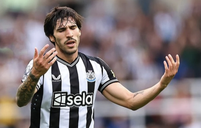 "Vua cá cược" Sandro Tonali tái xuất, Newcastle hạ Nottingham Forest ở League Cup- Ảnh 1. "Vua cá cược" Sandro Tonali tái xuất, Newcastle hạ Nottingham Forest ở League Cup- Ảnh 1.