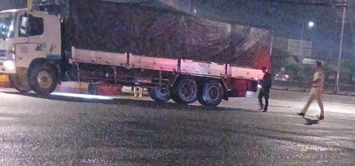 NÓNG: Tạm giữ tài xế xe tải nghi cố tình cán chết người trên Quốc lộ 51, gây phẫn nộ- Ảnh 1. NÓNG: Tạm giữ tài xế xe tải nghi cố tình cán chết người trên Quốc lộ 51, gây phẫn nộ- Ảnh 1.