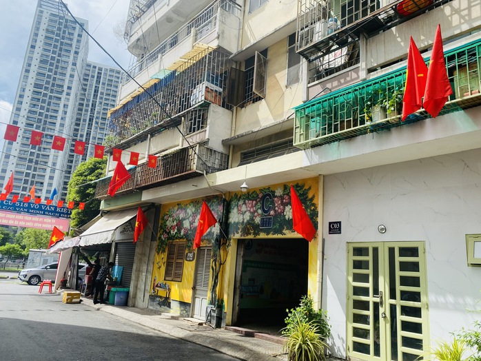 Cờ Tổ quốc, cờ Đảng rực rỡ khắp khu phố, hẻm nhỏ- Ảnh 3. Cờ Tổ quốc, cờ Đảng rực rỡ khắp khu phố, hẻm nhỏ- Ảnh 3.