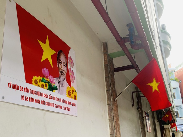 Cờ Tổ quốc, cờ Đảng rực rỡ khắp khu phố, hẻm nhỏ- Ảnh 5. Cờ Tổ quốc, cờ Đảng rực rỡ khắp khu phố, hẻm nhỏ- Ảnh 5.
