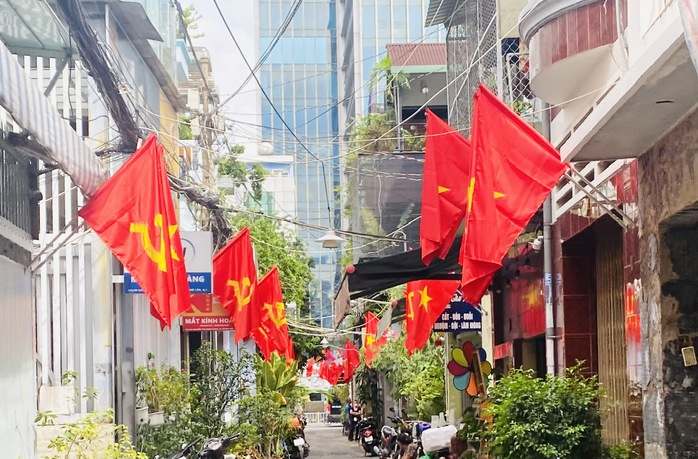 Cờ Tổ quốc, cờ Đảng rực rỡ khắp khu phố, hẻm nhỏ- Ảnh 1. Cờ Tổ quốc, cờ Đảng rực rỡ khắp khu phố, hẻm nhỏ- Ảnh 1.
